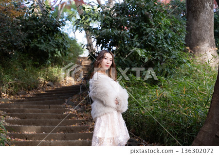 森林裡一位身穿白裙的年輕女子 森林裡一位身穿白裙的年輕女子 136302072
