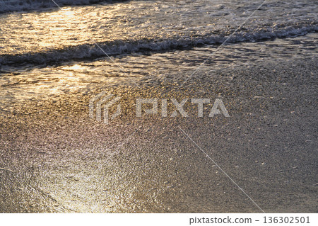 Evening view of Katase Nishihama Beach, Enoshima (Fujisawa City, Kanagawa Prefecture) 136302501