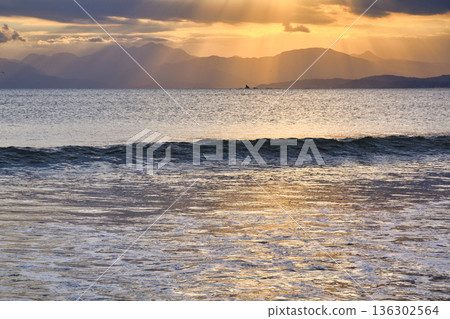 江之島片瀨西濱海灘的夜景（神奈川縣藤澤市） 136302564