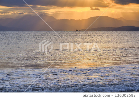 江之島片瀨西濱海灘的夜景（神奈川縣藤澤市） 136302592