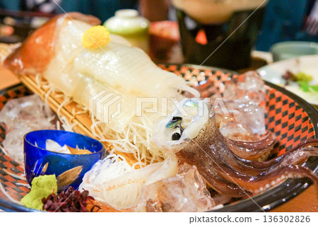 豪華旅館晚餐供應整隻魷魚刺身 豪華旅館晚餐供應整隻魷魚刺身 136302826