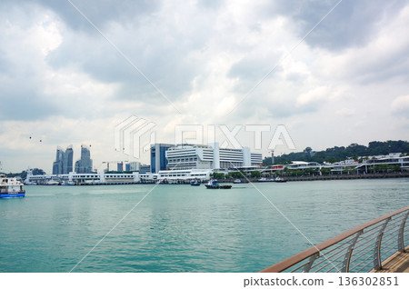 從海上眺望沿海而建的工業區 從海上眺望沿海而建的工業區 136302851