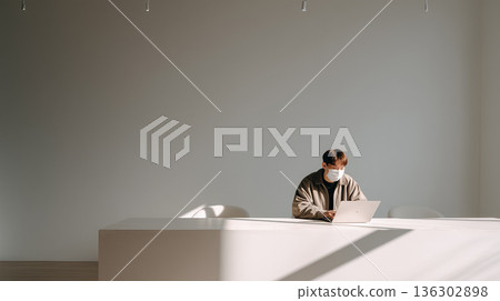 /* 室內工作場景,一名男子正在專心工作或學習,同時採取措施緩解花粉症症狀 */ /* 室內工作場景,一名男子正在專心工作或學習,同時採取措施緩解花粉症症狀 */ 136302898