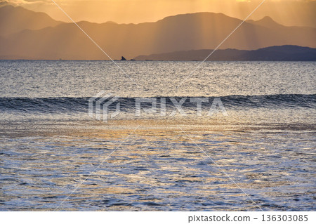 Evening view of Katase Nishihama Beach, Enoshima (Fujisawa City, Kanagawa Prefecture) 136303085