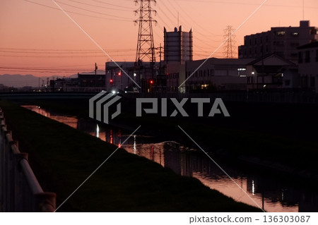 東大阪市東花園附近的恩吉川夕陽美景 東大阪市東花園附近的恩吉川夕陽美景 136303087