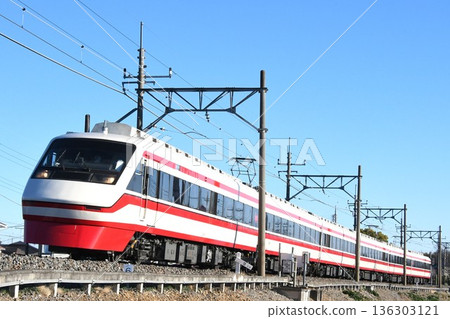 東武鐵道200系列兩毛列車,沿東武伊勢崎線開往赤城。 東武鐵道200系列兩毛列車,沿東武伊勢崎線開往赤城。 136303121