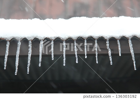 屋簷冰柱 136303192