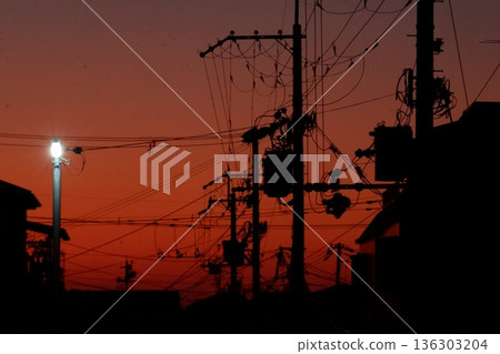 大阪市東花園附近，夕陽西下，纏繞的電線構成了一幅美麗的景象。 136303204