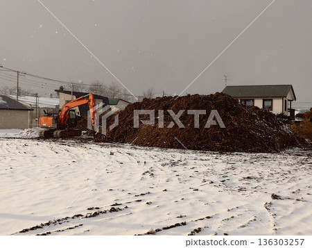 Hydraulic excavators in use at civil engineering sites 136303257