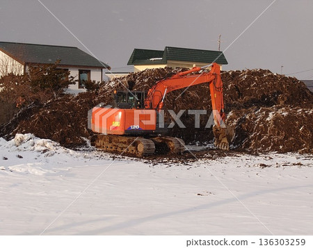 土木工程工地正在使用的液壓挖土機 136303259