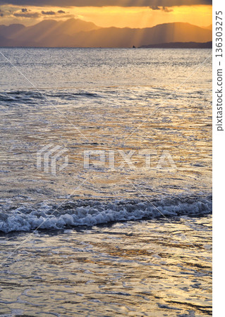 江之島片瀨西濱海灘的夜景（神奈川縣藤澤市） 136303275