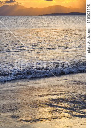 江之島片瀨西濱海灘的夜景(神奈川縣藤澤市) 江之島片瀨西濱海灘的夜景(神奈川縣藤澤市) 136303398