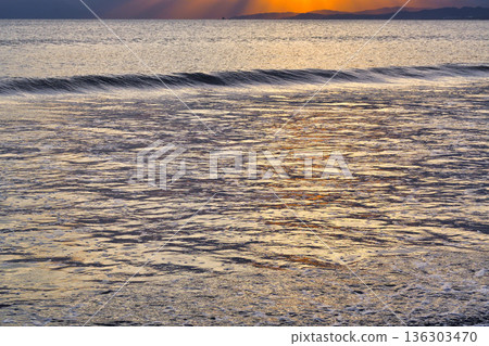 江之島片瀨西濱海灘的夜景（神奈川縣藤澤市） 136303470