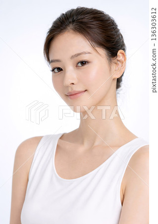 日本女性的清新之美。高調豎幅肖像，留有充足的文字空間。 136303612