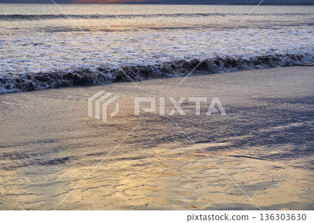 江之島片瀨西濱海灘的夜景（神奈川縣藤澤市） 136303630