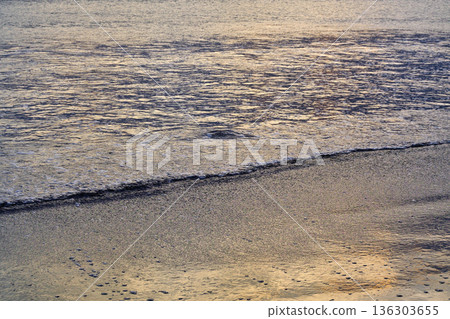 江之島片瀨西濱海灘的夜景（神奈川縣藤澤市） 136303655