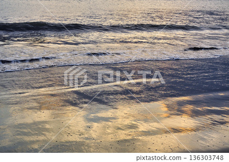 江之島：傍晚時分，片瀨西濱海灘（神奈川縣藤澤市）的鏡面水面美不勝收 136303748