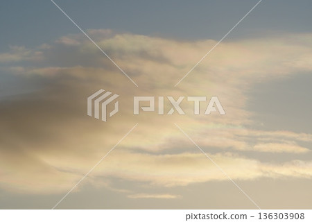 透過雲層看到的天空 透過雲層看到的天空 136303908