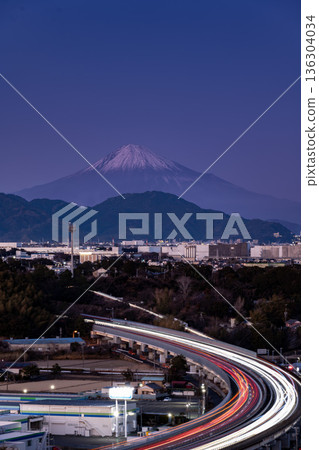 在靜岡縣，黃昏時分，富士山和東名高速公路在夕陽的映襯下，呈現出令人驚嘆的壯麗景色。 136304034