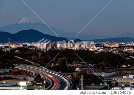 在靜岡縣，黃昏時分，富士山和東名高速公路在夕陽的映襯下，呈現出令人驚嘆的壯麗景色。 136304036