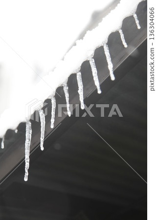 Ice pillar of eaves 136304066
