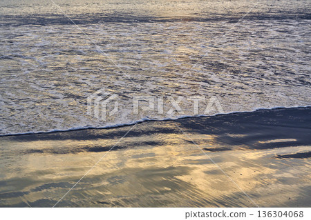 江之島：傍晚時分，片瀨西濱海灘（神奈川縣藤澤市）的鏡面水面美不勝收 136304068