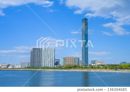 千葉港公園的海岸線和城市景觀在蔚藍的天空下徐徐展開。 136304085