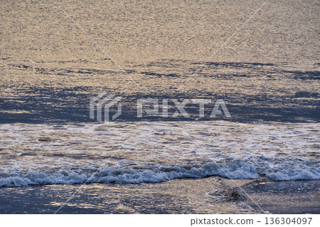 江之島片瀨西濱海灘的夜景（神奈川縣藤澤市） 136304097
