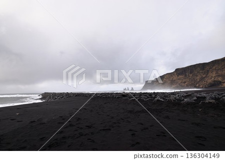 冰島維克鎮的雷尼斯法拉黑沙灘。在陰雲密佈的天空下，一片荒涼的北歐風光。 136304149