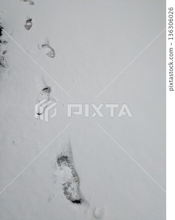 腳印，雪，回頭望去 136306026