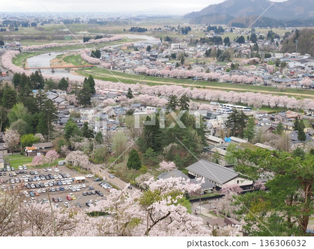 On a cloudy day in Kakunodate, a bird's-eye view of the cherry blossoms in full bloom and the samurai residence street from the observation deck at Kojoyama Park (spring townscape) On a cloudy day in Kakunodate, a bird's-eye view of the cherry blossoms in full bloom and the samurai residence street from the observation deck at Kojoyama Park (spring townscape) 136306032