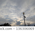 街燈熄滅，雲朵飄落，太陽隱沒在陽光下。 136306069