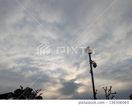 街燈熄滅，雲朵飄落，太陽隱沒在陽光下。 136306069