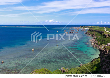 宮古島東邊那崎的碧綠海水和燈塔 136306220