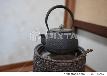 壁爐裡的鐵壺 136306267