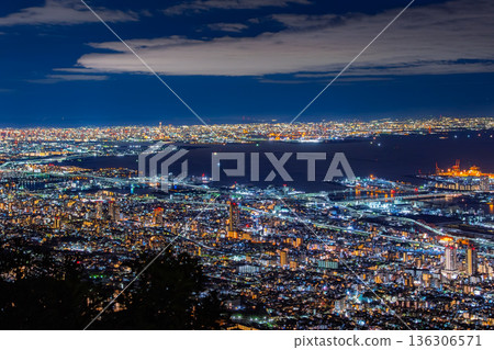 從兵庫縣神戶市摩耶山菊星台眺望大阪灣和阪神地區的夜景全景 136306571