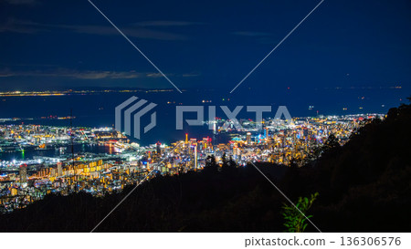 兵庫縣神戶市：從摩耶山菊星台展望台眺望港口島和神戶市中心 136306576
