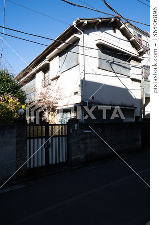 日本老房子/帶花園的二層房子/常春藤老房子/茂密的昭和建築/帶公寓/獨立屋/ 日本老房子/帶花園的二層房子/常春藤老房子/茂密的昭和建築/帶公寓/獨立屋/ 136306896