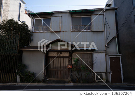Aged house, old Japanese house, small house, detached house, single house, old house, Showa architecture, Aged house, old Japanese house, small house, detached house, single house, old house, Showa architecture, 136307204