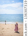 豎幅照片，展現孩子們在海裡和沙灘上玩耍的場景。 136307319