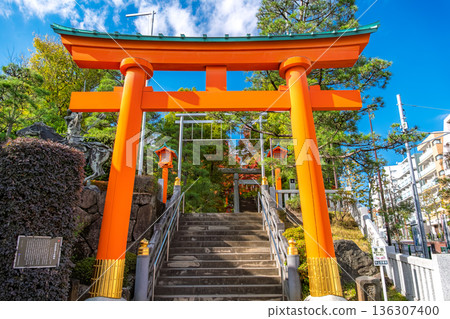 秋日晴朗，東京新宿區早稻田，穴八幡神社正門鳥居。 136307400
