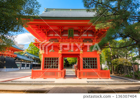 東京新宿區, 東京, 早稻田, Ana Hachiman 神社 Zuishinmon 門在晴朗的秋日 136307404