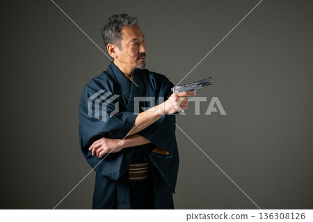 手槍的男人 136308126