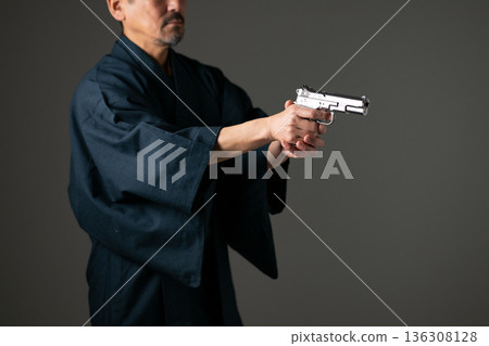 手槍的男人 136308128