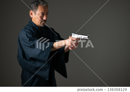 手槍的男人 手槍的男人 136308129
