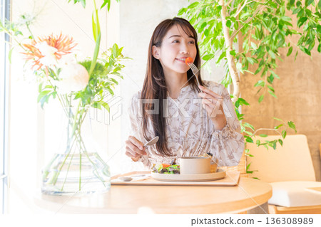 年輕女子在咖啡館吃午餐 136308989