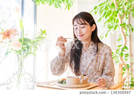 Young woman having lunch at a cafe 136308997