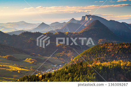 Summer view of the Three Crowns in the Pieniny at the foot of the Tatra Mountains. Poland Summer view of the Three Crowns in the Pieniny at the foot of the Tatra Mountains. Poland 136309267