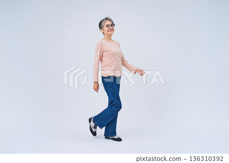 一位微笑的老婦人正在散步 一位微笑的老婦人正在散步 136310392