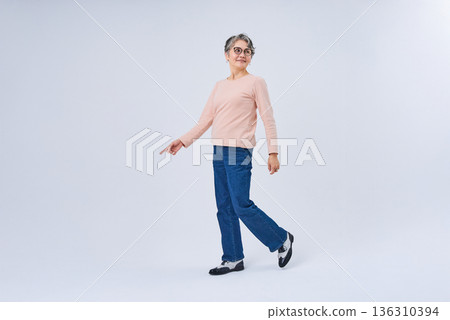 一位微笑的老婦人正在散步 一位微笑的老婦人正在散步 136310394
